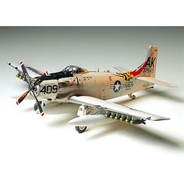 1/48 Tamiya Skyraider U. S. Navy (THC61058)