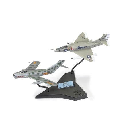 Airfix Mig 17F Fresco Douglas A-4B Skyhawk Dogfight Double (A50185)